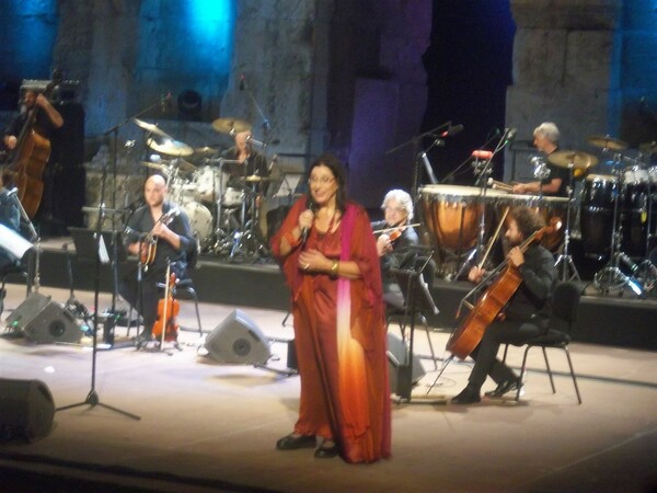 Review από τα 50χρονα της Μαρίας Φαραντούρη στο τραγούδι