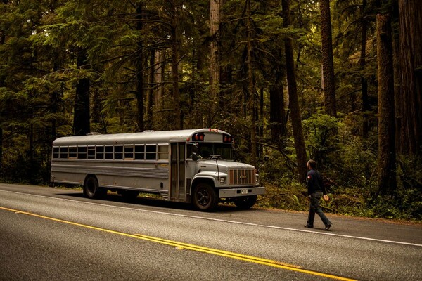Φοιτητής Αρχιτεκτονικής μετατρέπει σχολικό λεωφορείο σε σπίτι, και γυρίζει όλη την Αμερική.