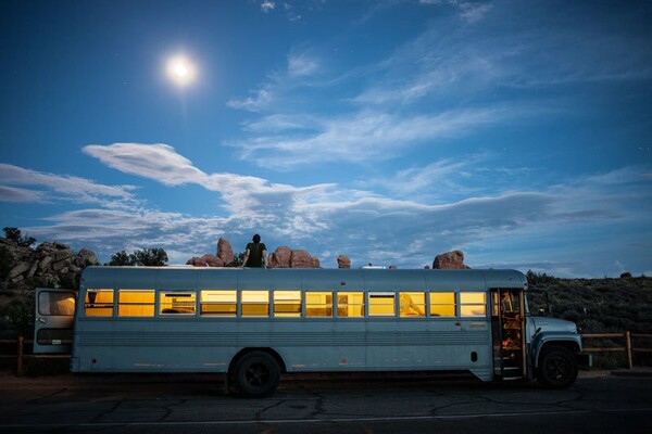 Φοιτητής Αρχιτεκτονικής μετατρέπει σχολικό λεωφορείο σε σπίτι, και γυρίζει όλη την Αμερική.