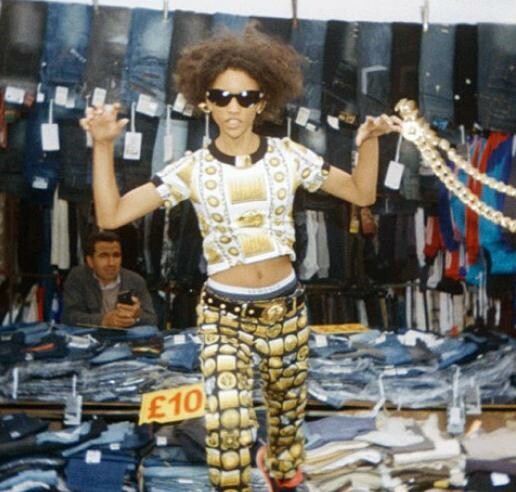 Η M.I.A συνεργάζεται με τον Versace