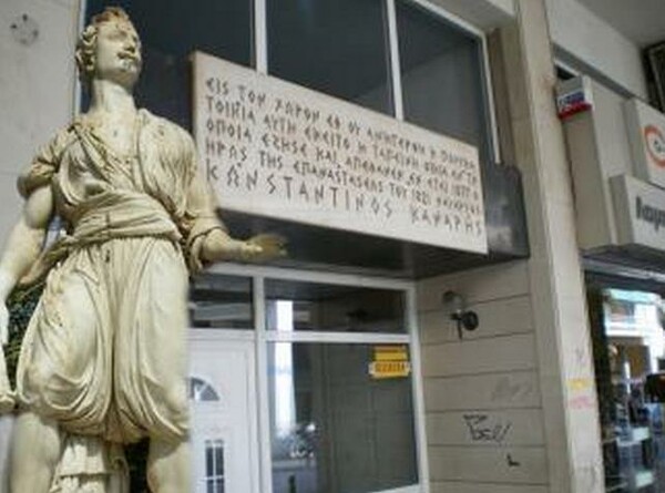 Ανάμεσα στους υπερπολυτελείς τάφους του 1ο Νεκροταφείου Αθηνών...