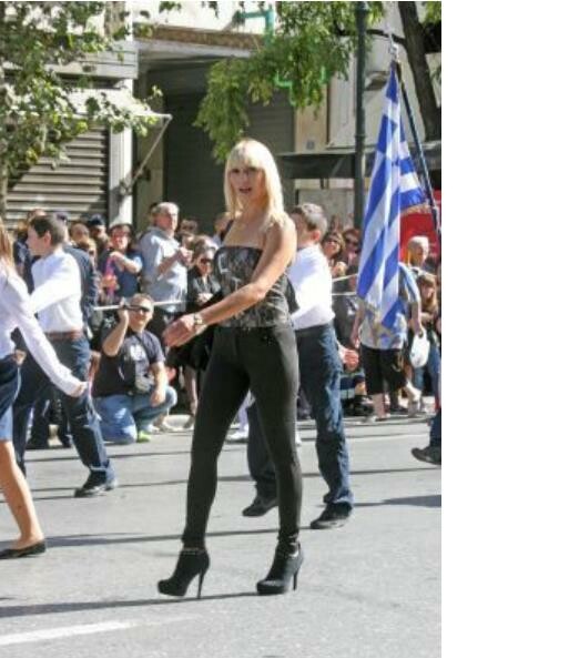 Η σέξι δασκάλα που έκλεψε την παράσταση στην Αθήνα
