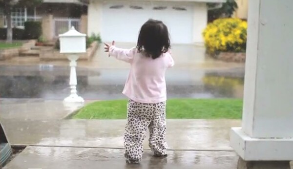 Το κοριτσάκι που δεν είχε ξαναβγεί στη βροχή