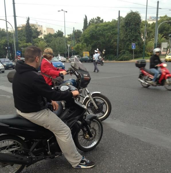 Η απίθανη γιαγιά με τη μοτοσυκλέτα
