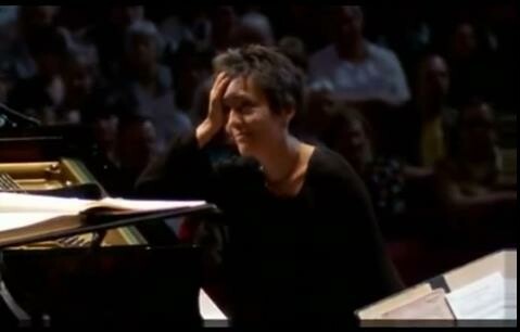 Όταν η πιανίστα Μαρία Ζοάο Πίρες πιάστηκε εξ απροόπτου στη σκηνή