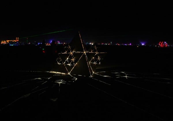 Ο αρχιτέκτονας Θανάσης Κόρρας έκανε κάτι φανταστικό στο φεστιβάλ Burning Man