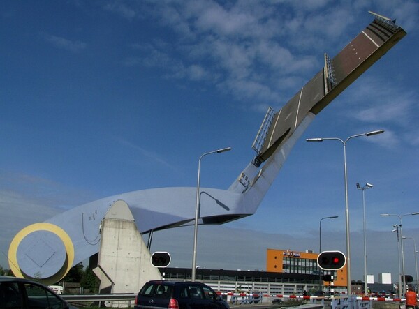 Μια 'ιπτάμενη' γέφυρα ανεβοκατεβάζει τα αυτοκίνητα στην Ολλανδία 