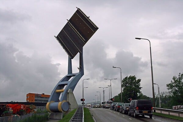 Μια 'ιπτάμενη' γέφυρα ανεβοκατεβάζει τα αυτοκίνητα στην Ολλανδία 