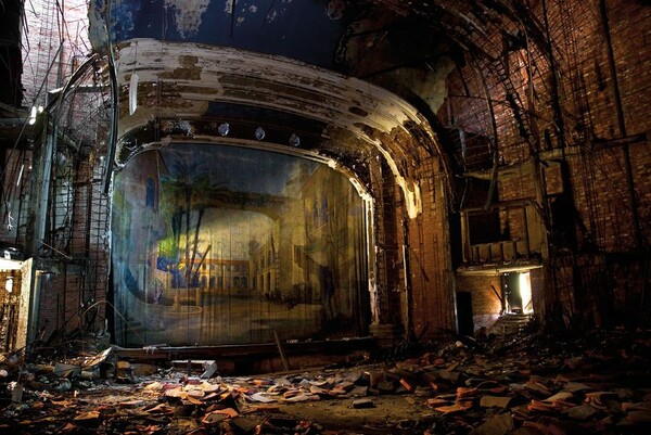 Stages of Decay: 15 ποιητικές φωτογραφίες εγκαταλελειμμένων θεάτρων