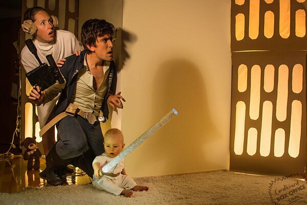 Σινεφίλ γονείς αναπαριστούν διάσημες κινηματογραφικές σκηνές με το μωράκι τους (και με πολύ χαρτόνι)