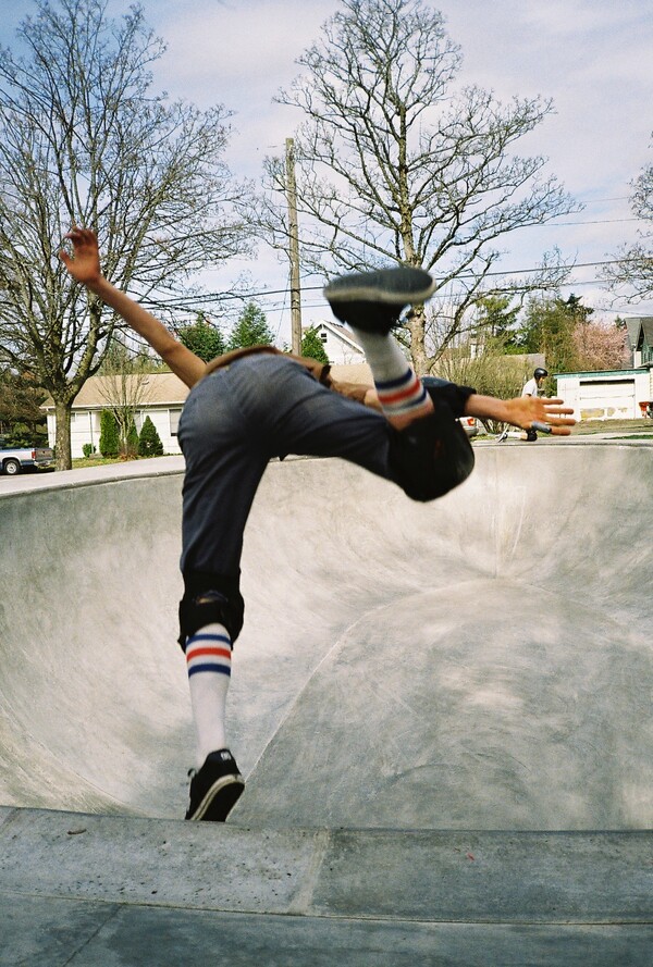 O Alexander Miranda φωτογραφίζει φίλους να κάνουν skate στην αυλή του και διάφορα άλλα τέλεια πράγματα.