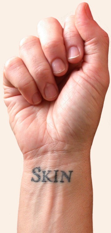 Ένα διήγημα που έγινε, λέξη προς λέξη, tattoo σε σώματα εθελοντών.
