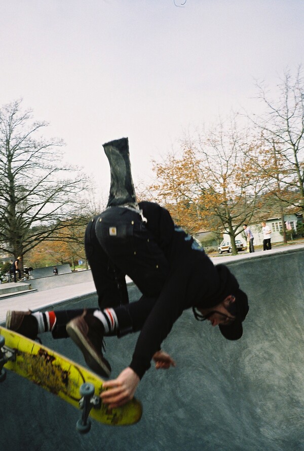 O Alexander Miranda φωτογραφίζει φίλους να κάνουν skate στην αυλή του και διάφορα άλλα τέλεια πράγματα.