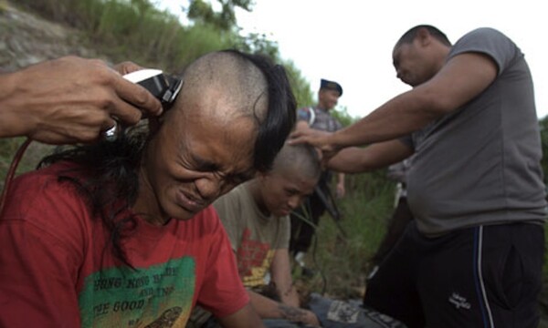 Ινδονήσιοι punks συλλαμβάνονται και κουρεύονται από την αστυνομία!