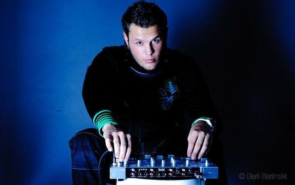 Πόσο ποζεράς μπορεί να γίνει ένας DJ;