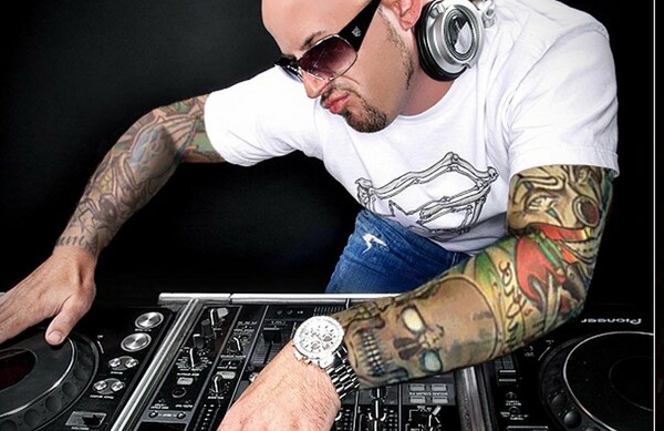 Πόσο ποζεράς μπορεί να γίνει ένας DJ;