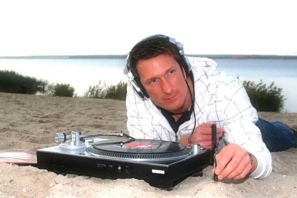 Πόσο ποζεράς μπορεί να γίνει ένας DJ;