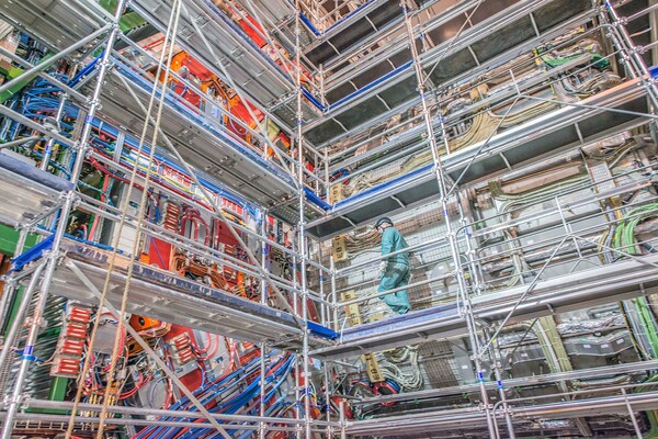 Στον πυρήνα του CERN. Από την 'Αννα Παντελιά.