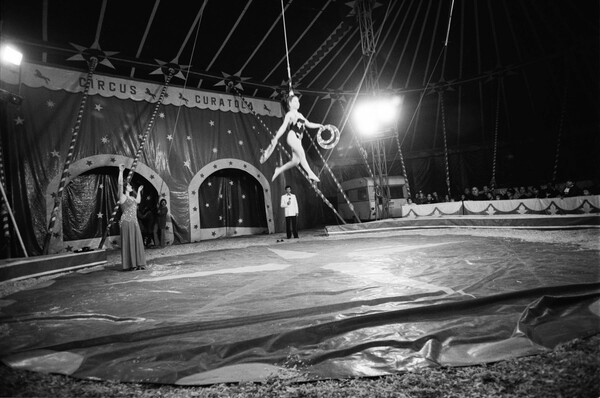 Η Λένα Πλάτωνος στο τσίρκο Curatola (Harlem).