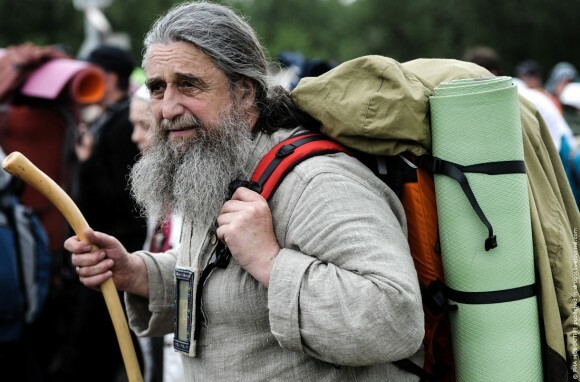 Ρώσοι κάνουν πορεία 150 χλμ. για να λιτανεύσουν θαυματουργή εικόνα (εεε...δηλ. ένα πιστό αντίγραφο της θαυματουργής)