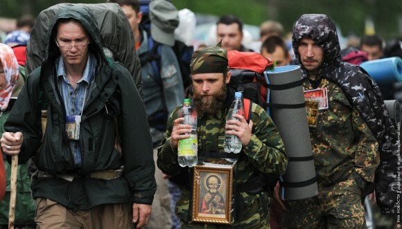 Ρώσοι κάνουν πορεία 150 χλμ. για να λιτανεύσουν θαυματουργή εικόνα (εεε...δηλ. ένα πιστό αντίγραφο της θαυματουργής)