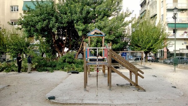 Η άβατη παιδική χαρά έσπασε!
