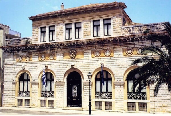Το εκπληκτικό θέατρο της Κέρκυρας βομβαρδίζεται από τα γερμανικά στρατεύματα