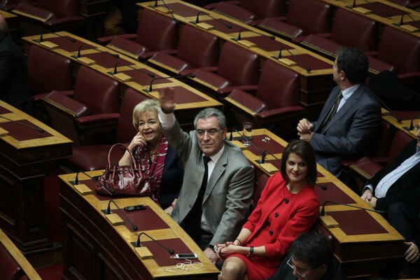 22 στιγμιότυπα απ' την τρίτη (και φαρμακερή) ψηφοφορία για Πρόεδρο