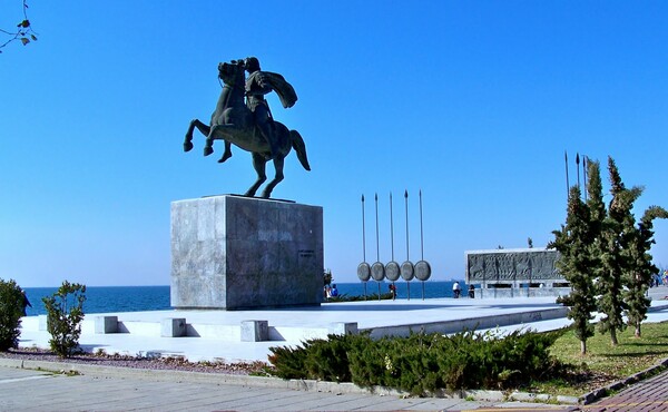 Μια ολόκληρη μέρα στο άγαλμα του Μεγάλου Αλεξάνδρου