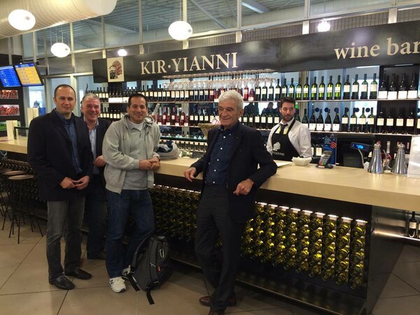 Το Kir-Yianni είναι το πρώτο wine Bar που άνοιξε στο Ελευθέριος Βενιζέλος