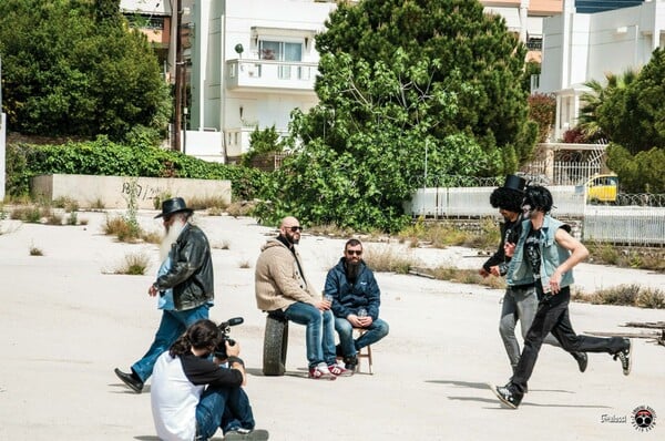 2 Smoking Barrels απόψε στο Six D.O.G.S.