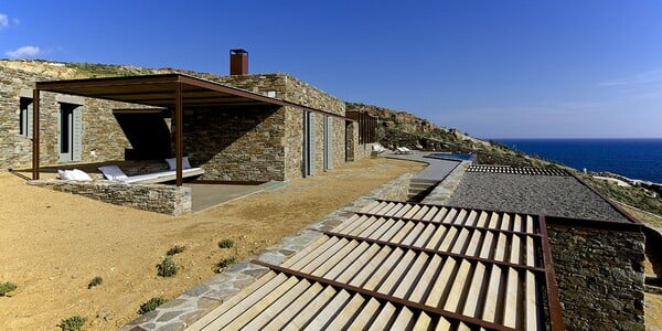 Μια σύγχρονη κατοικία με ξερολιθιές στη Σέριφο