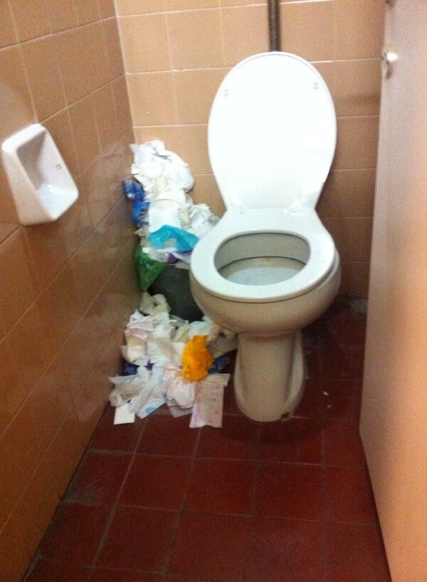 Στην Φιλοσοφική Σχολή Αθηνών: σκουπίδια, απαράδεκτες τουαλέτες, χιλιάδες κουτσουλιές 