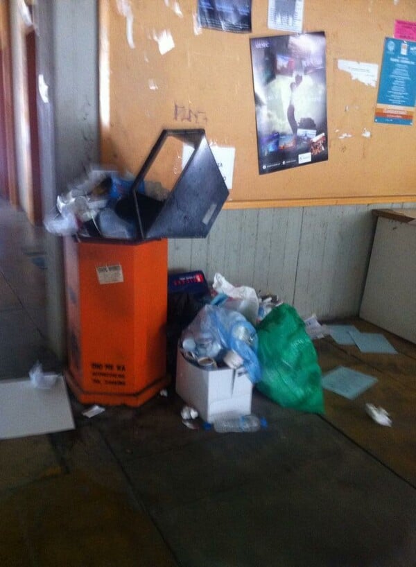 Στην Φιλοσοφική Σχολή Αθηνών: σκουπίδια, απαράδεκτες τουαλέτες, χιλιάδες κουτσουλιές