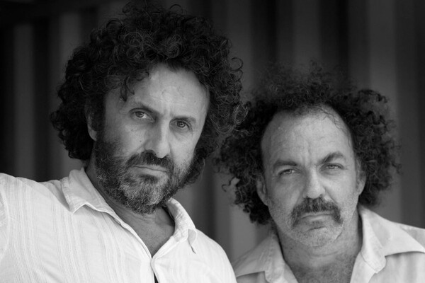 To λαούτο του Ξυλούρη συναντά τα post-punk ντραμς και κατακτά τον κόσμο