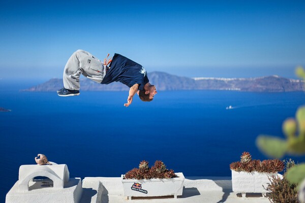 Freeruning με πίστα τη Σαντορίνη