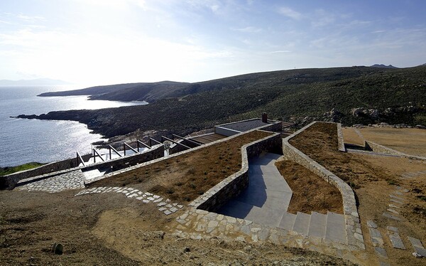 Μια σύγχρονη κατοικία με ξερολιθιές στη Σέριφο