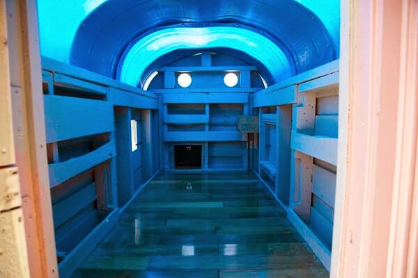 Μικρά σπίτια που έχουν περίπου το μέγεθος μιας πολυθρόνας!