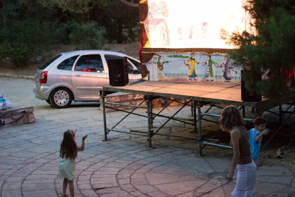 Η γενιά του ίντερνετ και των video games γελάει ακόμα με τον Καραγκιόζη