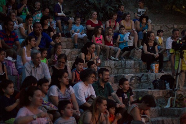 Η γενιά του ίντερνετ και των video games γελάει ακόμα με τον Καραγκιόζη