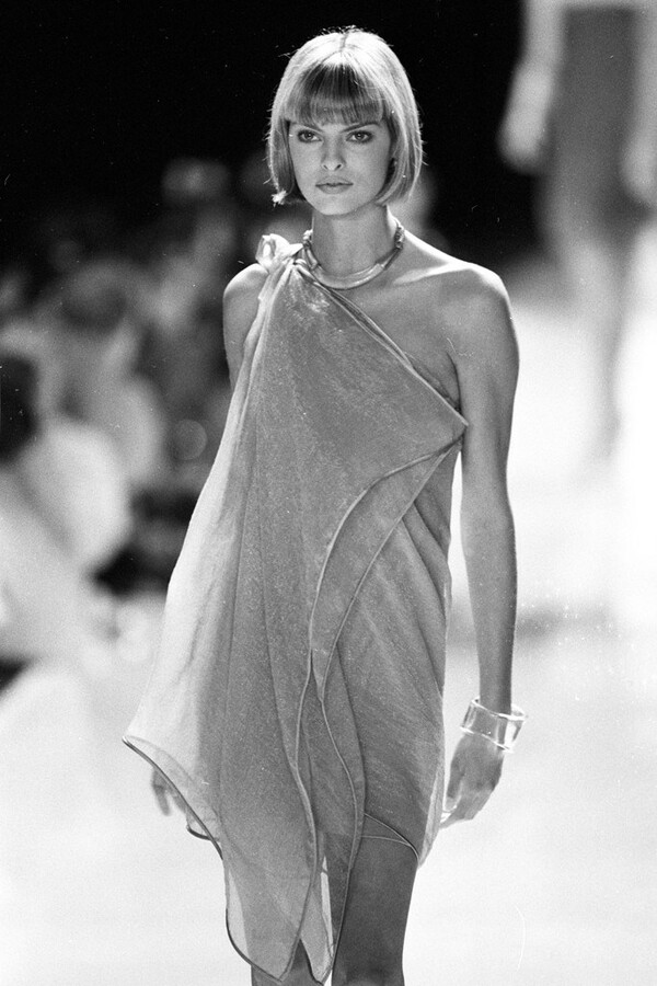 Donna Karan: Η αυτοκράτειρα της μόδας πουλούσε ρούχα από τα 14