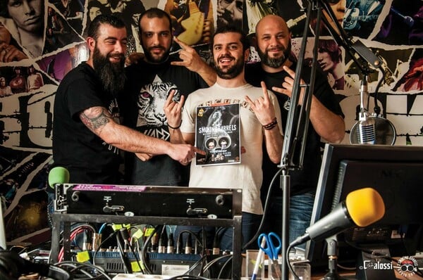 2 Smoking Barrels απόψε στο Six D.O.G.S.