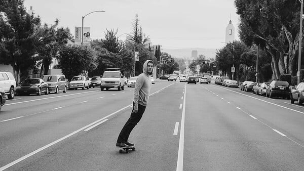 Ένας θρυλικός skateboarder γίνεται μοντέλο για τον Mr. Porter