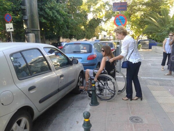 Πόσο αφιλόξενη είναι η Αθήνα για τα άτομα με κινητικά προβλήματα;