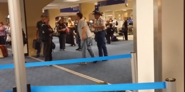 Η "εξουδετέρωση" ενός ομοφοβικού σε αεροδρόμιο