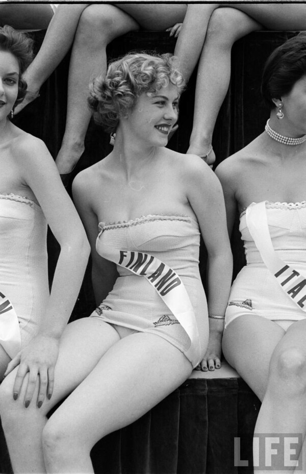 20 φωτογραφίες από τα πρώτα καλλιστεία Μις Υφήλιος (1952)