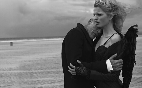 O Peter Lindbergh φωτογραφίζει αληθινές γυναίκες -όχι Barbies του φώτοσοπ