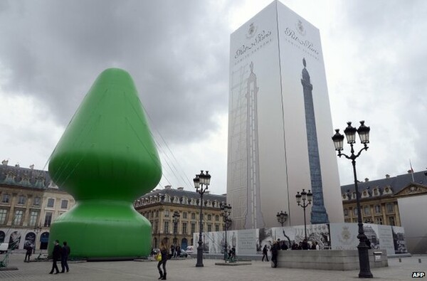 Ένα χριστουγεννιάτικο δέντρο στο Παρίσι ξεσηκώνει θύελλες
