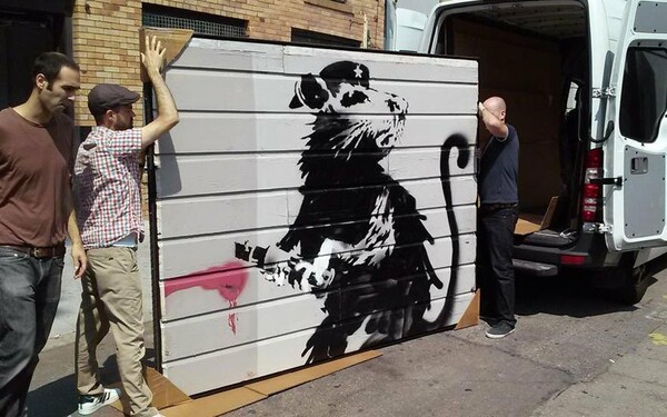 Πού πάνε τα έργα του Banksy όταν εξαφανίζονται;