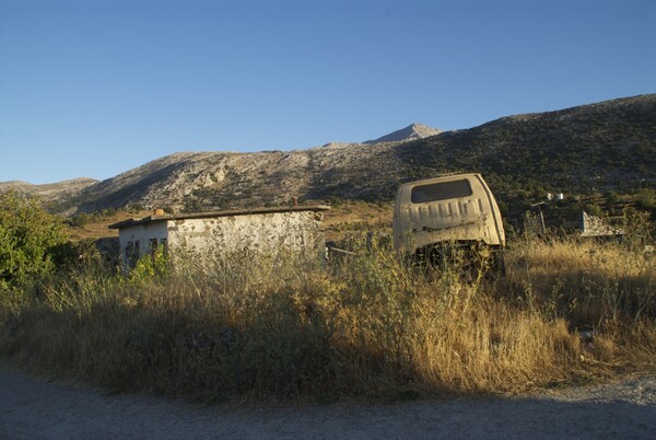 Ανώνυμο χωριό στα ορεινά της Κρήτης. Κάτοικοι: τρεις